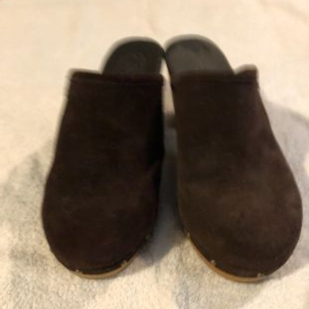 American Eagles Outfitters Brown Suede clogs